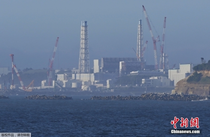 从日本福岛县浪江町远眺因海啸受损的福岛第一核电站