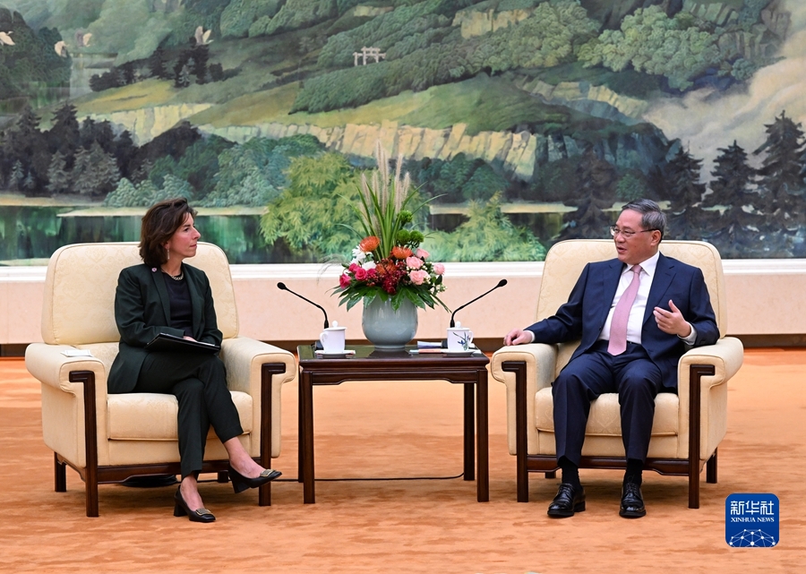 国务院总理李强在京会见美国商务部长雷蒙多