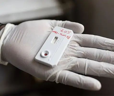 一名乌干达护士在艾滋病毒疫苗临床试验期间检查参与者的检测结果