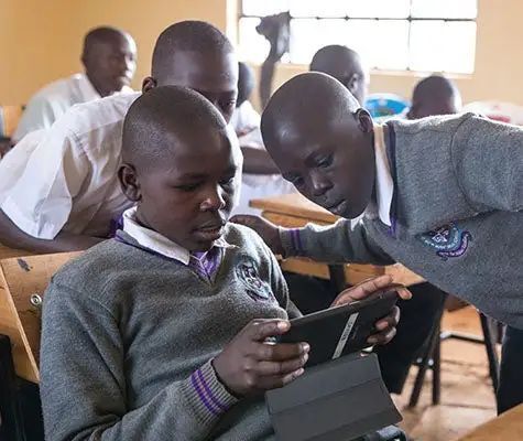 肯尼亚内罗毕的一间教室里，学生们与人工智能导师互动
