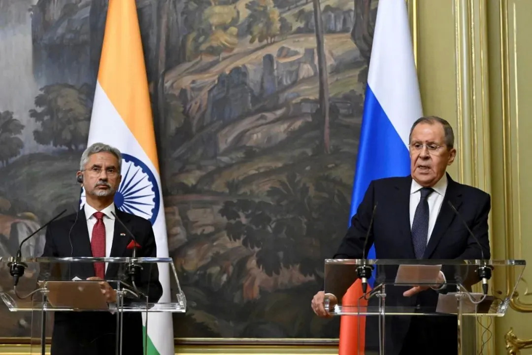 俄罗斯外长拉夫罗夫（右）与印度外长苏杰生在莫斯科共同出席记者会